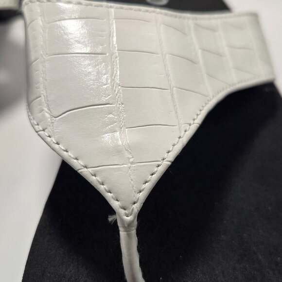 NEW Cato Women's Comfort Bright White Crocodile Print Thong Sandals Size 8 - Picture 3 of 3